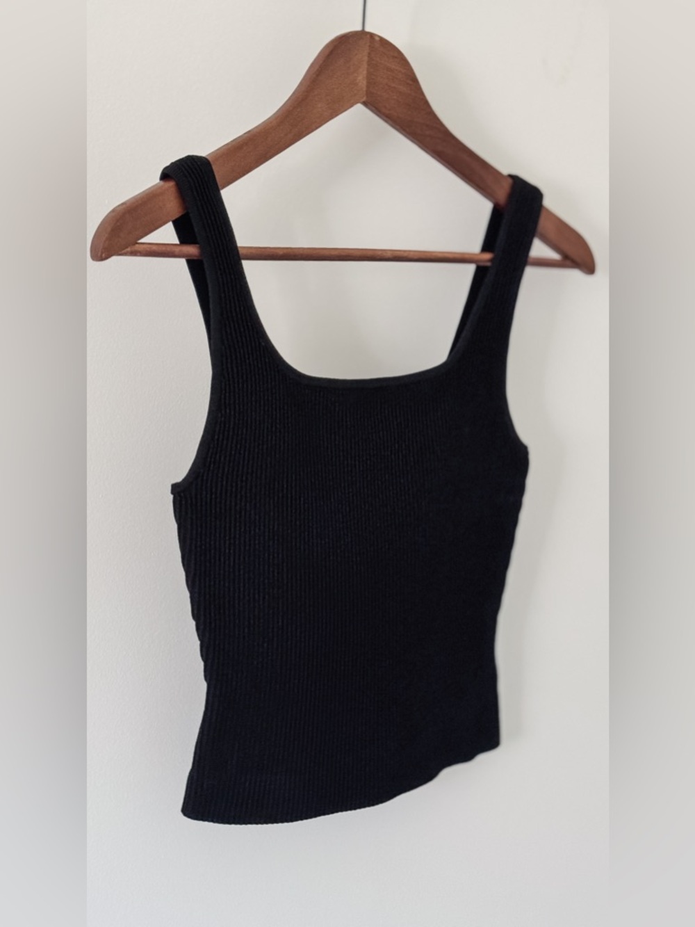 Aritzia Babaton Sculpt Knit Ribbed Tank — Black — Small - Picture 4 of 7